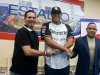 Frank Abel lvarez firma con los Guerreros de Oaxaca en la Liga Mexicana de Bisbol.